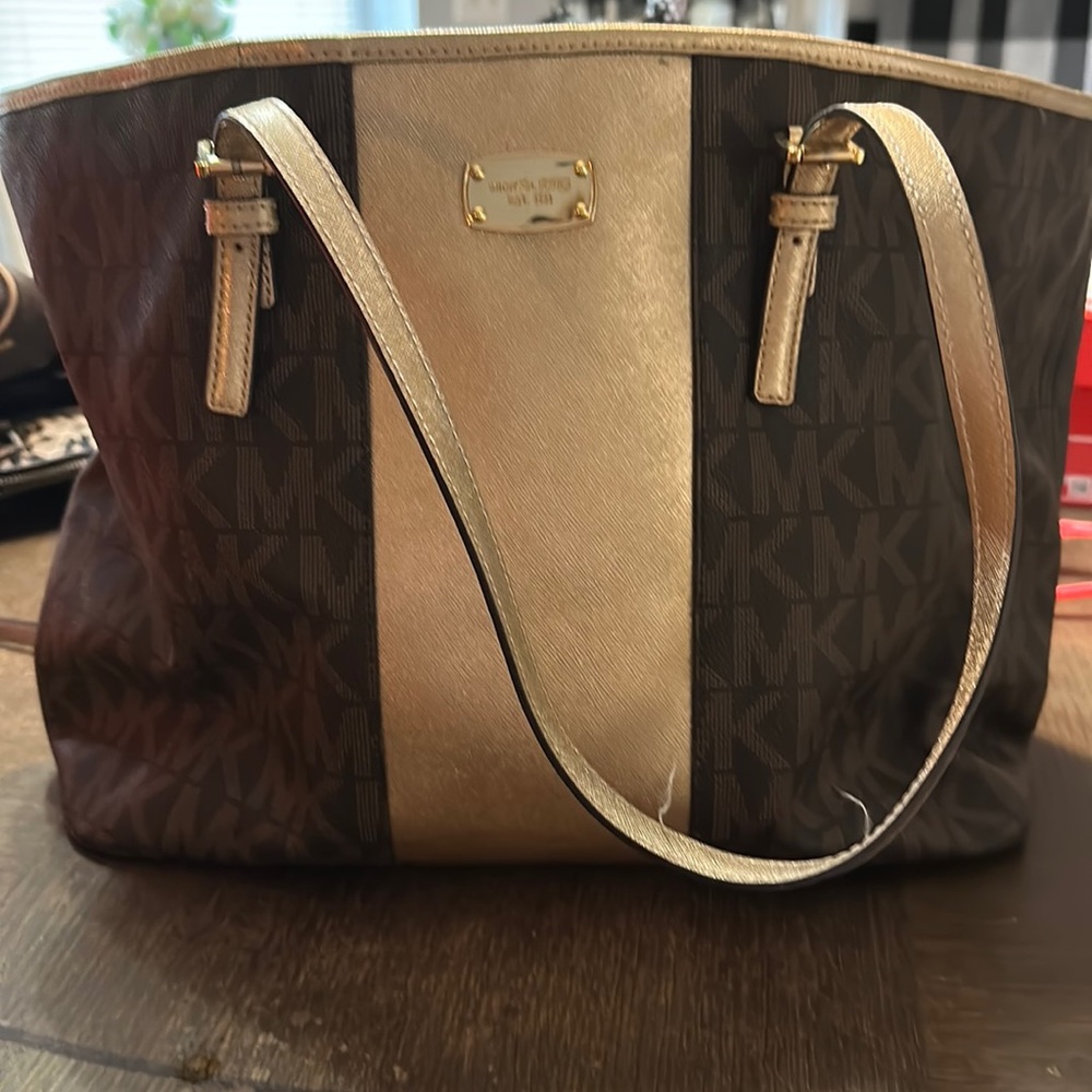 Selling my Michael Kors tote used a hand full of times